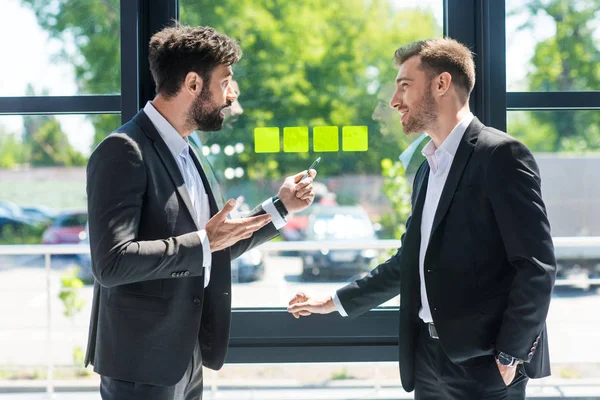 Hommes d'affaires en discussion au bureau — Photo de stock