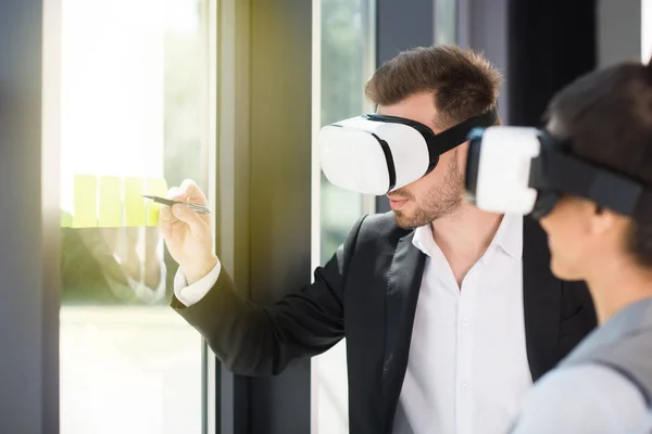 Empresarios en auriculares vr - foto de stock