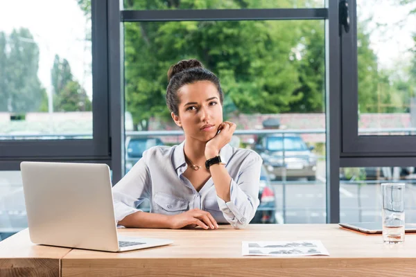 Empresaria con laptop en oficina - foto de stock