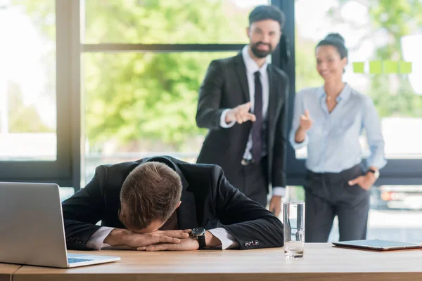 Empresário cansado no local de trabalho — Fotografia de Stock