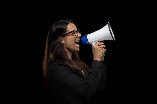 Mujer de negocios gritando en megáfono - foto de stock