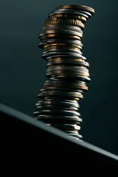 Montón de monedas en la mesa - foto de stock
