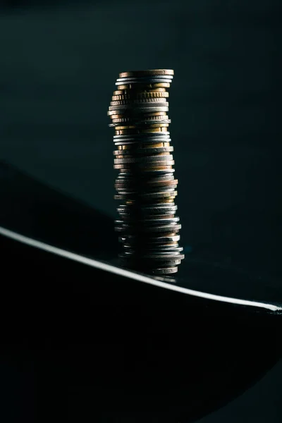 Empilement de pièces sur la table — Photo de stock