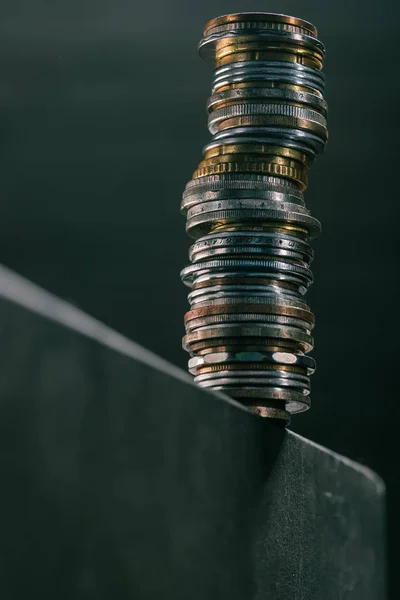 Empilement de pièces sur la table — Photo de stock