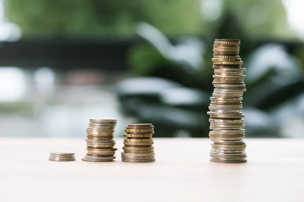 Pilas de monedas en la mesa - foto de stock