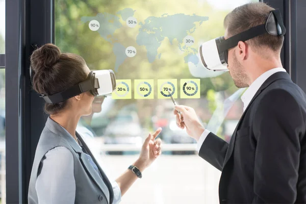 Empresarios en auriculares vr - foto de stock