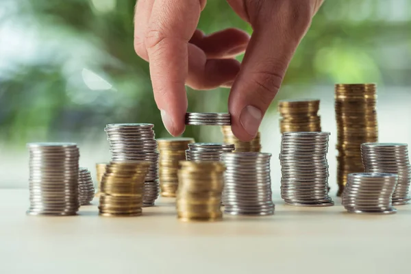 Persona apilando monedas - foto de stock