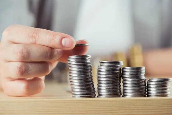 Persona apilando monedas - foto de stock