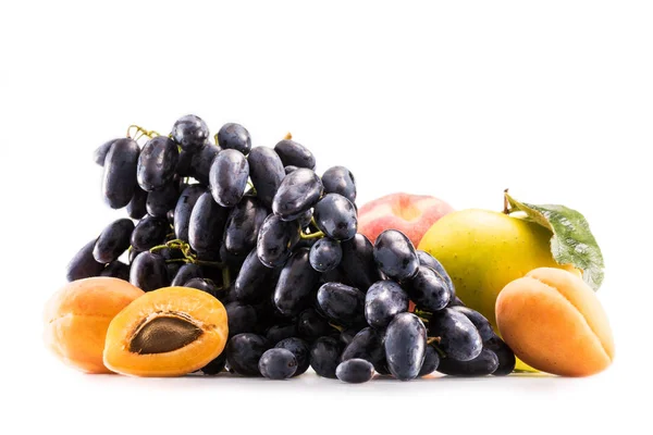 Verschiedene frische reife Früchte — Stockfoto