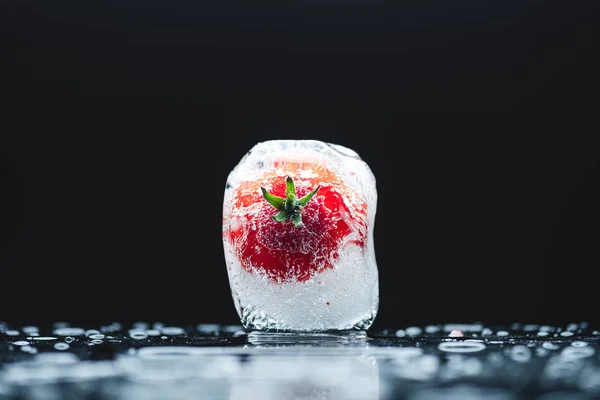 Tomate cherry en cubo de hielo - foto de stock