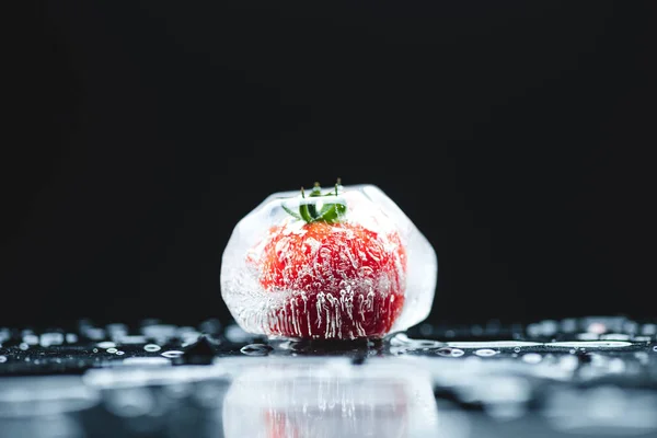 Tomate cherry en cubo de hielo - foto de stock