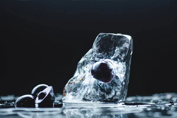 Cereza madura con cubo de hielo - foto de stock