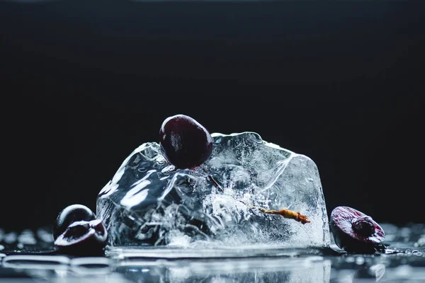 Cereja madura com cubo de gelo — Fotografia de Stock