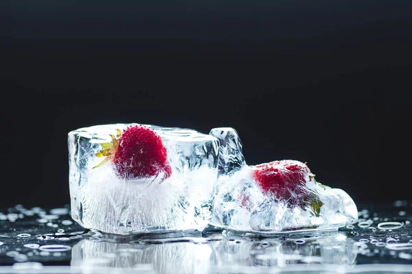 Erdbeeren in Eiswürfeln eingefroren — Stockfoto