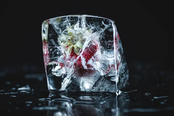 Erdbeere in Eiswürfel eingefroren — Stockfoto