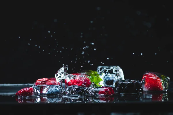 Frutas congeladas en cubitos de hielo - foto de stock