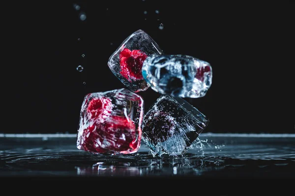 Frutos congelados em cubos de gelo — Fotografia de Stock