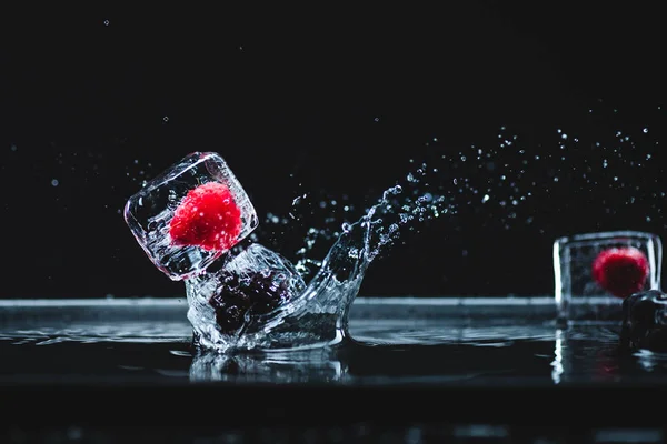 Frutos congelados em cubos de gelo — Fotografia de Stock