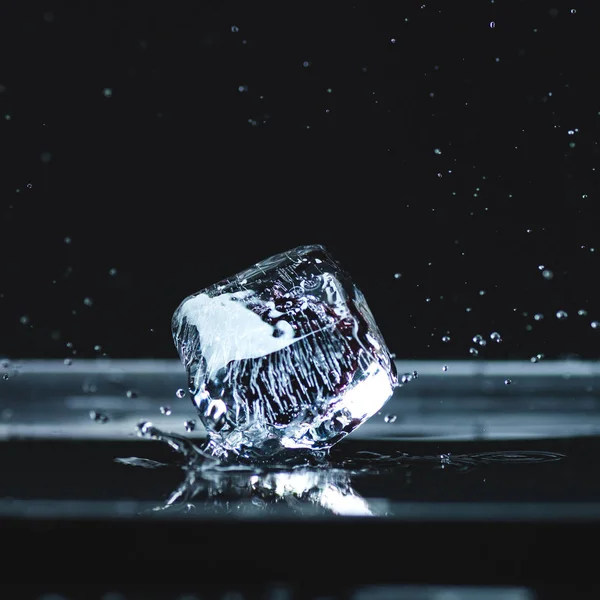 Faire fondre le glaçon avec des gouttes d'eau — Photo de stock