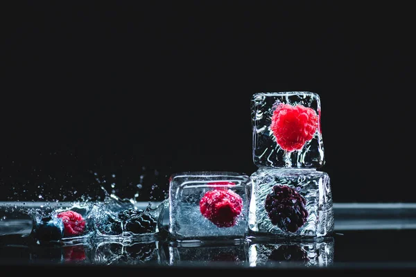 Заморожені фрукти в кубиках льоду — стокове фото