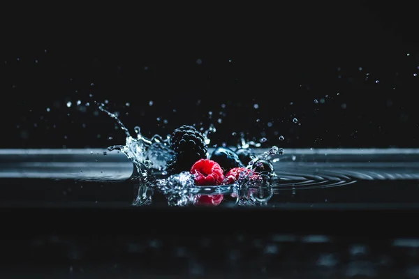 Baies mûres tombant dans l'eau — Photo de stock