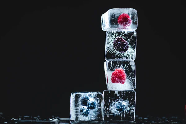Frutas congeladas en cubitos de hielo — Stock Photo