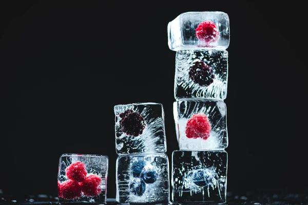 Frutas congeladas en cubitos de hielo - foto de stock