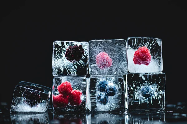 Frutos congelados em cubos de gelo — Fotografia de Stock