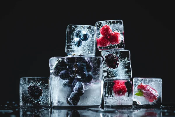 Frutas congeladas en cubitos de hielo - foto de stock