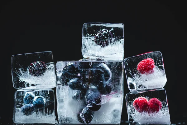 Frutta congelata in cubetti di ghiaccio — Foto stock