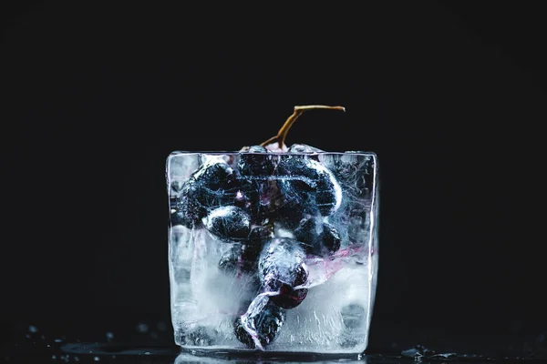 Raisin congelé dans un glaçon — Photo de stock