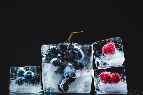 Frutos congelados em cubos de gelo — Fotografia de Stock