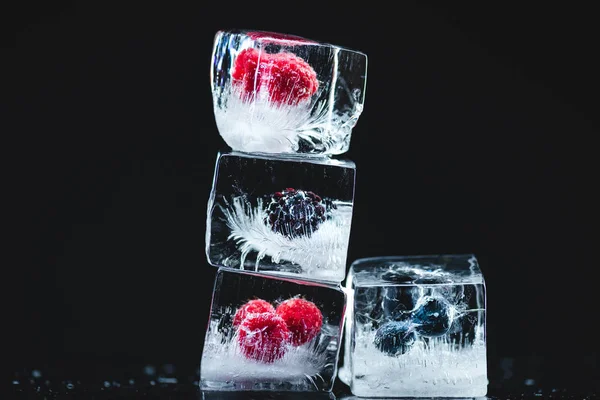 Frutta congelata in cubetti di ghiaccio — Foto stock