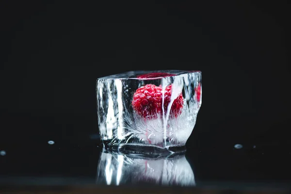 Framboesa congelada em cubo de gelo — Fotografia de Stock