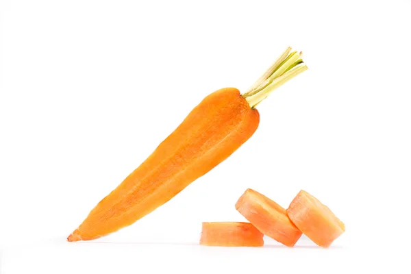 Zanahoria fresca madura con un montón de rebanadas - foto de stock