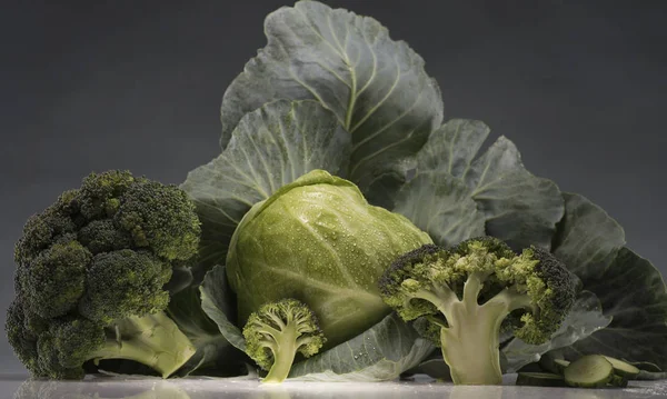 Still-life of cabbage and broccoli — Stock Photo