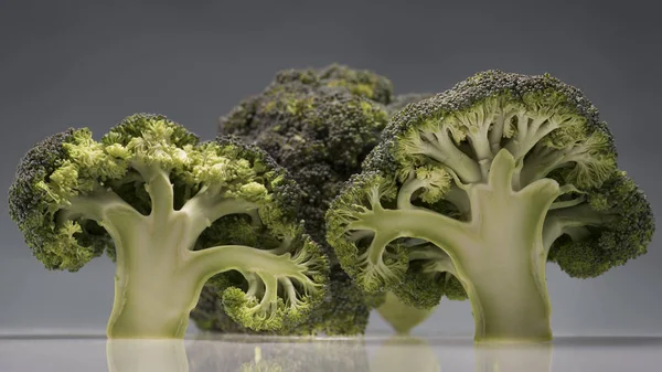 Ramas de brócoli maduras saludables - foto de stock