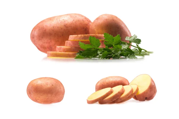 Patatas crudas y perejil - foto de stock