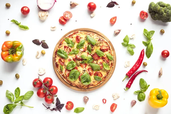 Pizza italiana e ingredientes - foto de stock