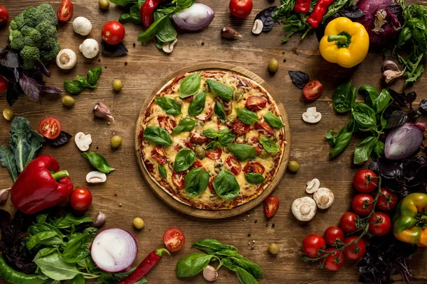 Pizza con hierbas frescas - foto de stock