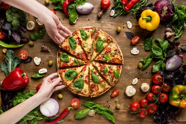 Amici che mangiano pizza — Foto stock