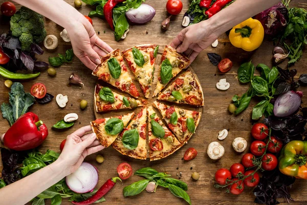 Amici che mangiano pizza — Foto stock