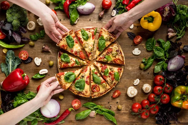 Amigos comendo pizza — Fotografia de Stock