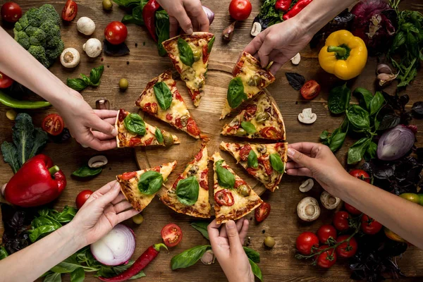 Amigos comiendo pizza - foto de stock