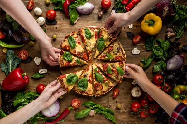 Amis manger de la pizza — Photo de stock