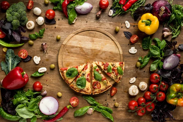 Fatias de pizza em tábua de madeira — Fotografia de Stock