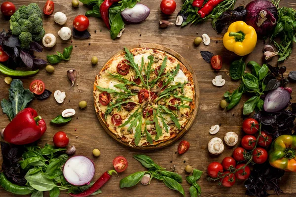 Pizza italiana con rúcula - foto de stock