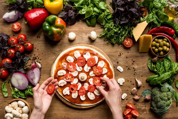 Fabrication de pizza maison avec des ingrédients frais — Photo de stock