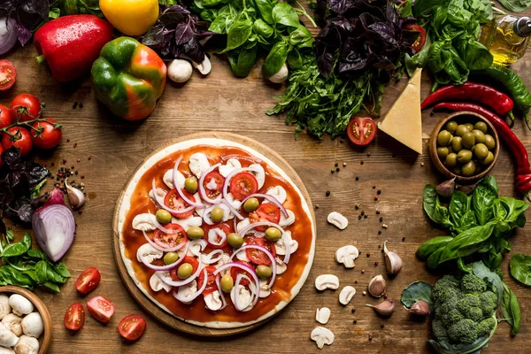 Pizza fatta in casa cruda — Foto stock