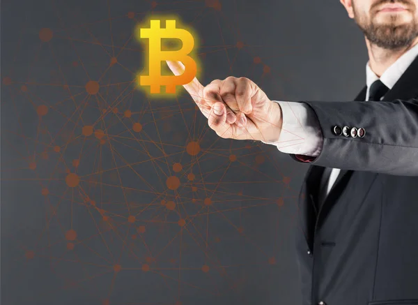Uomo d'affari che punta a bitcoin — Foto stock